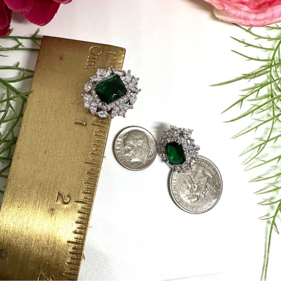 NEW⚜️Emerald Green Crystal Cluster Earrings - Picture 6 of 6